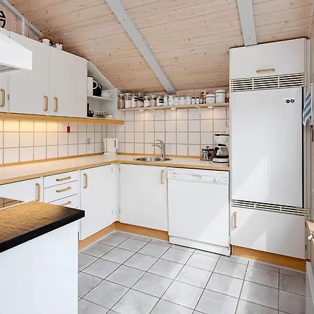 8 Person In Henne Feriehus *