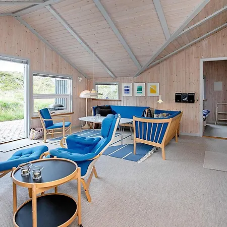 8 Person In Henne Feriehus *